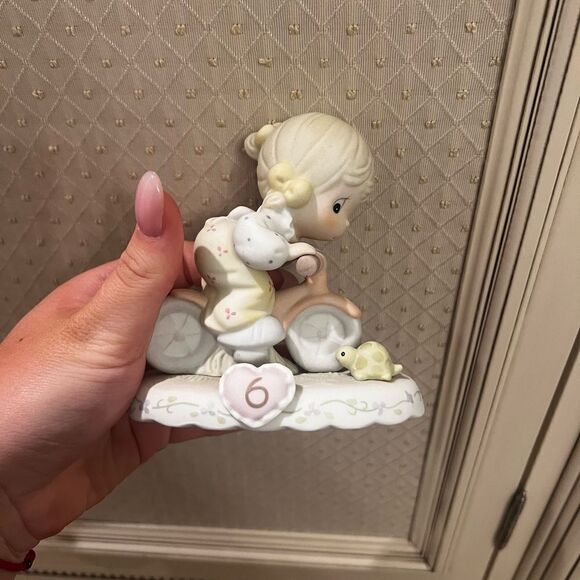 Precious Moments Figurine "Growing In Grace Age 6" - Picture 1 of 3